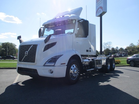 USED 2019 VOLVO VNR64T300 TANDEM AXLE DAYCAB TRUCK #1820-2
