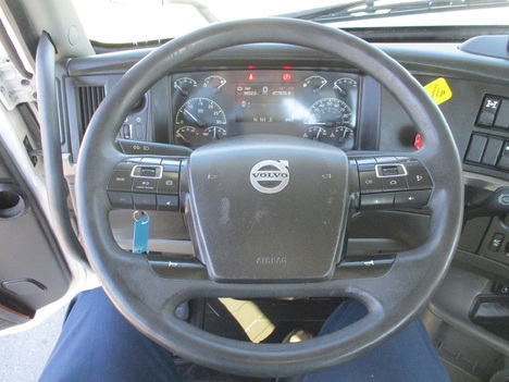 USED 2019 VOLVO VNR64T300 TANDEM AXLE DAYCAB TRUCK #1820-24