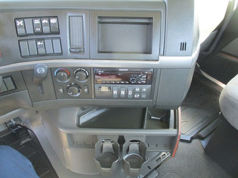 USED 2019 VOLVO VNR64T300 TANDEM AXLE DAYCAB TRUCK #1820-25