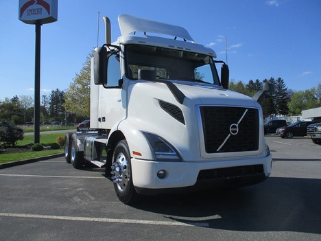 USED 2019 VOLVO VNR64T300 TANDEM AXLE DAYCAB TRUCK #1820-4