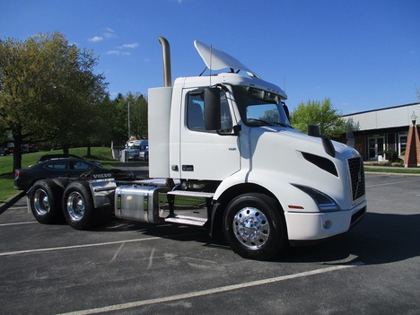 USED 2019 VOLVO VNR64T300 TANDEM AXLE DAYCAB TRUCK #1820-5