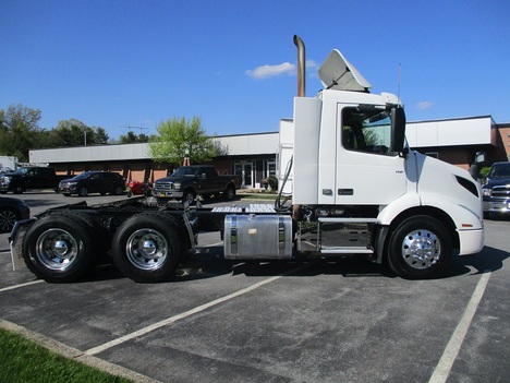 USED 2019 VOLVO VNR64T300 TANDEM AXLE DAYCAB TRUCK #1820-6