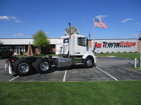 USED 2019 VOLVO VNR64T300 TANDEM AXLE DAYCAB TRUCK #1820-7