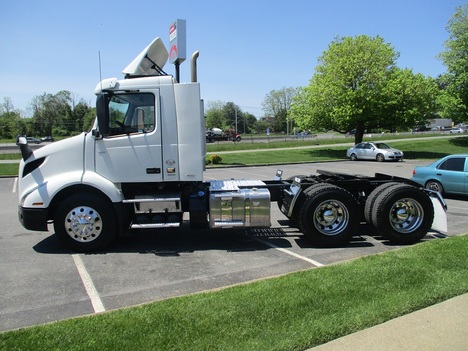 USED 2019 VOLVO VNR 64T 300 TANDEM AXLE DAYCAB TRUCK #1822-14
