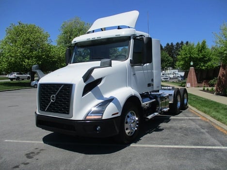 USED 2019 VOLVO VNR 64T 300 TANDEM AXLE DAYCAB TRUCK #1822-2