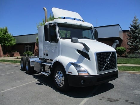 USED 2019 VOLVO VNR 64T 300 TANDEM AXLE DAYCAB TRUCK #1822-4