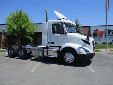 USED 2019 VOLVO VNR 64T 300 TANDEM AXLE DAYCAB TRUCK #1822-7
