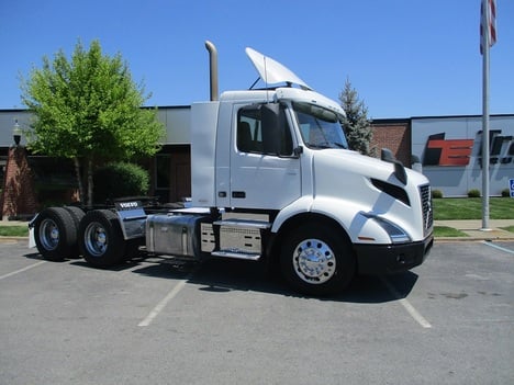 USED 2019 VOLVO VNR 64T 300 TANDEM AXLE DAYCAB TRUCK #1822-7