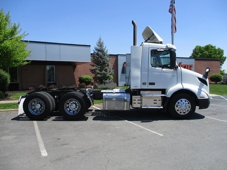 USED 2019 VOLVO VNR 64T 300 TANDEM AXLE DAYCAB TRUCK #1822-8