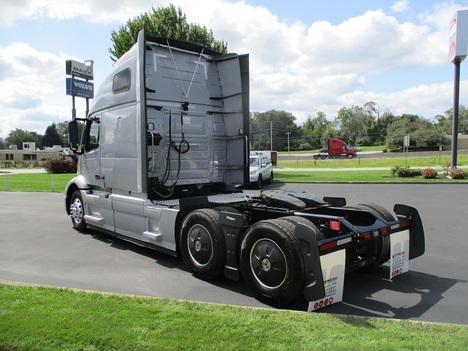 USED 2023 VOLVO VNR64T660 TANDEM AXLE SLEEPER TRUCK #1826-10
