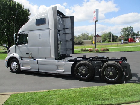 USED 2023 VOLVO VNR64T660 TANDEM AXLE SLEEPER TRUCK #1826-11