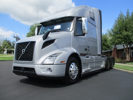 USED 2023 VOLVO VNR64T660 TANDEM AXLE SLEEPER TRUCK #1826-13