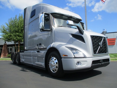 USED 2023 VOLVO VNR64T660 TANDEM AXLE SLEEPER TRUCK #1826-14