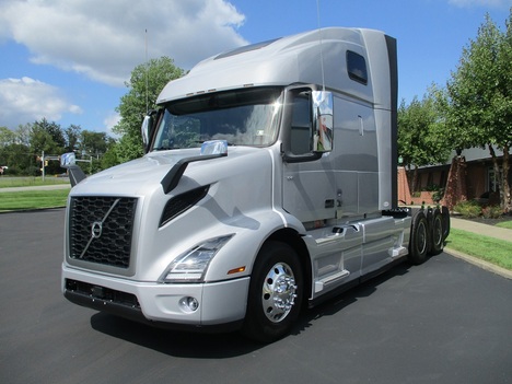 USED 2023 VOLVO VNR64T660 TANDEM AXLE SLEEPER TRUCK #1826-2