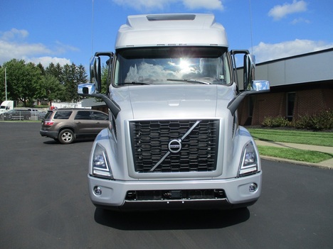 USED 2023 VOLVO VNR64T660 TANDEM AXLE SLEEPER TRUCK #1826-3