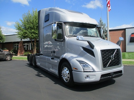 USED 2023 VOLVO VNR64T660 TANDEM AXLE SLEEPER TRUCK #1826-4