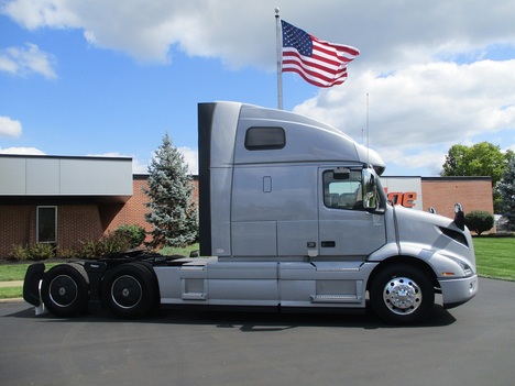 USED 2023 VOLVO VNR64T660 TANDEM AXLE SLEEPER TRUCK #1826-6