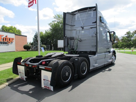 USED 2023 VOLVO VNR64T660 TANDEM AXLE SLEEPER TRUCK #1826-8