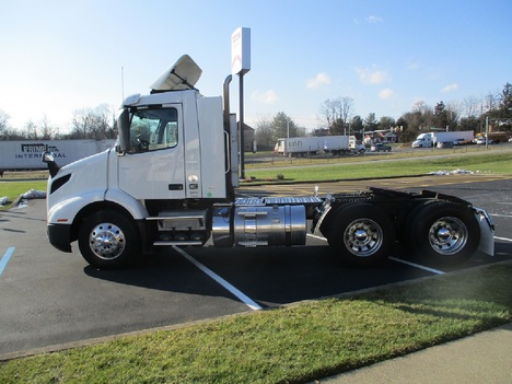USED 2020 VOLVO VNR64T300 TANDEM AXLE DAYCAB TRUCK #1838-11