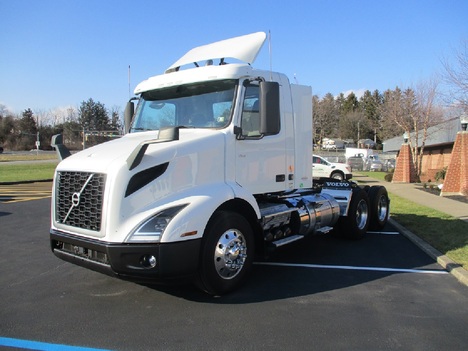 USED 2020 VOLVO VNR64T300 TANDEM AXLE DAYCAB TRUCK #1838-2