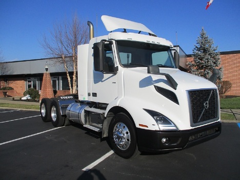 USED 2020 VOLVO VNR64T300 TANDEM AXLE DAYCAB TRUCK #1838-4