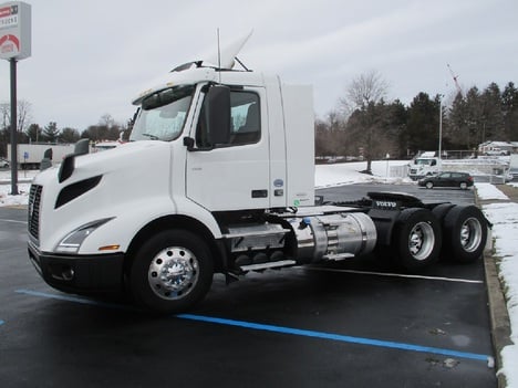 USED 2020 VOLVO VNR64T300 TANDEM AXLE DAYCAB TRUCK #1842-2