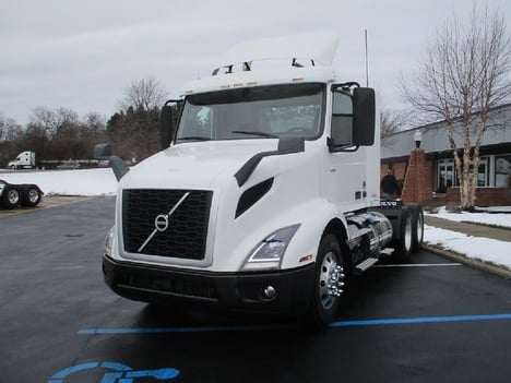 USED 2020 VOLVO VNR64T300 TANDEM AXLE DAYCAB TRUCK #1842-3