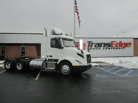 USED 2020 VOLVO VNR64T300 TANDEM AXLE DAYCAB TRUCK #1842-8