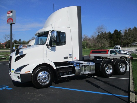 USED 2019 VOLVO VNR64T300 TANDEM AXLE DAYCAB TRUCK #1849-16