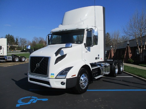 USED 2019 VOLVO VNR64T300 TANDEM AXLE DAYCAB TRUCK #1849-2