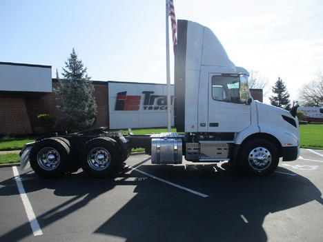 USED 2019 VOLVO VNR64T300 TANDEM AXLE DAYCAB TRUCK #1849-5