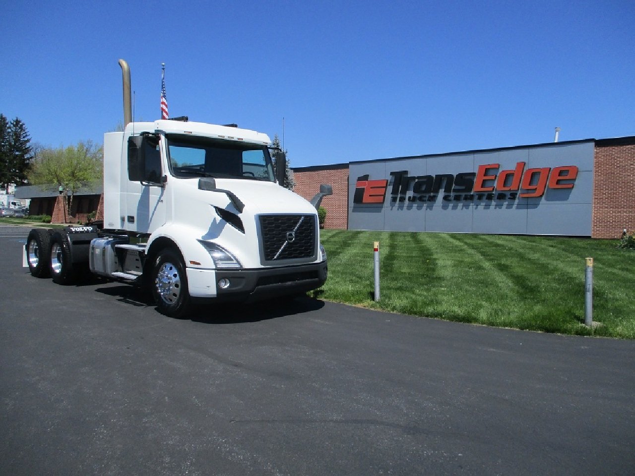 USED 2019 VOLVO VNR64T300 TANDEM AXLE DAYCAB TRUCK #1851