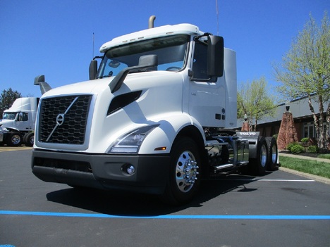 USED 2019 VOLVO VNR64T300 TANDEM AXLE DAYCAB TRUCK #1851-15