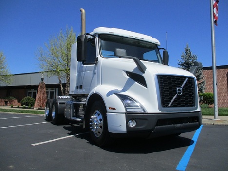 USED 2019 VOLVO VNR64T300 TANDEM AXLE DAYCAB TRUCK #1851-16