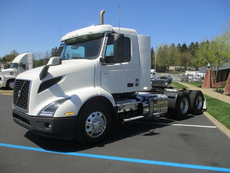 USED 2019 VOLVO VNR64T300 TANDEM AXLE DAYCAB TRUCK #1851-2