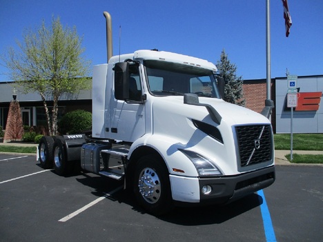 USED 2019 VOLVO VNR64T300 TANDEM AXLE DAYCAB TRUCK #1851-4