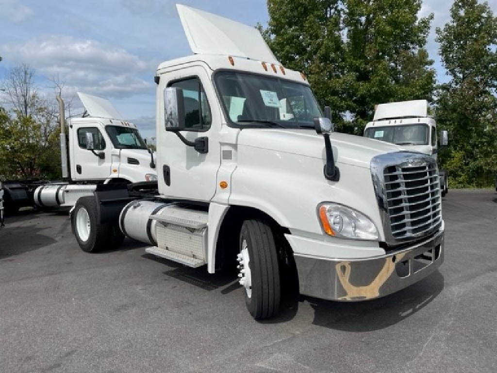 USED 2017 FREIGHTLINER CASCADIA SINGLE AXLE DAYCAB TRUCK #3847