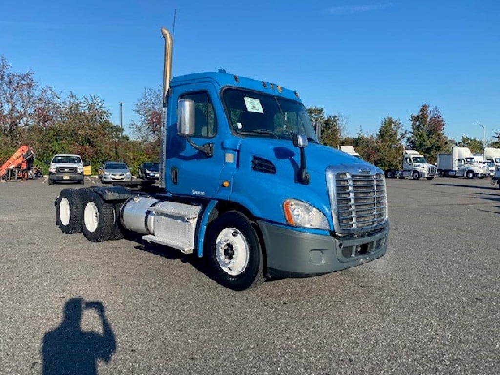 USED 2015 FREIGHTLINER CASCADIA TANDEM AXLE DAYCAB TRUCK #3959