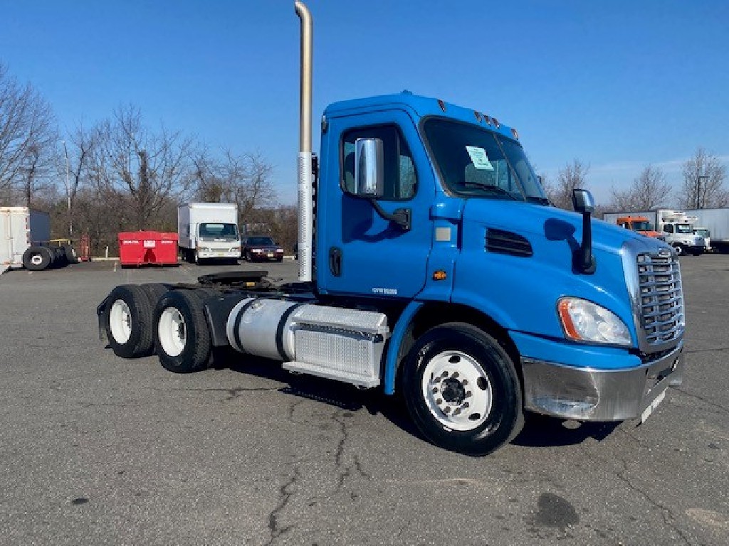 USED 2016 FREIGHTLINER CASCADIA TANDEM AXLE DAYCAB TRUCK #4014