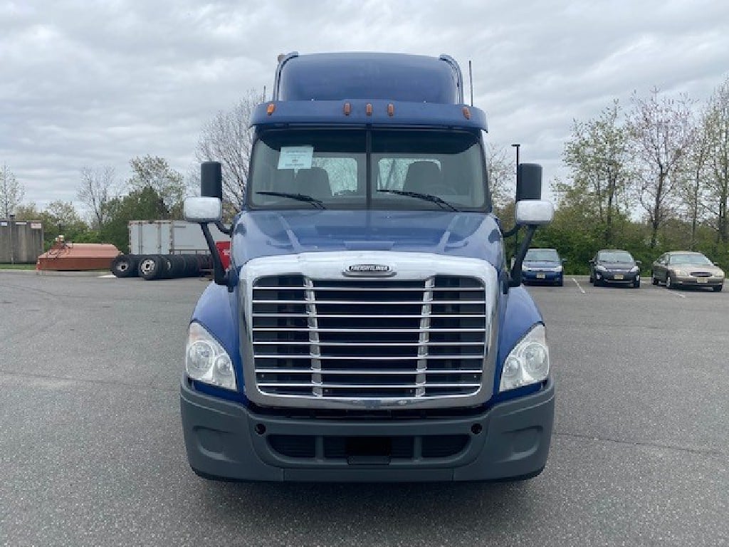 USED 2015 FREIGHTLINER CASCADIA TANDEM AXLE DAYCAB TRUCK #4028