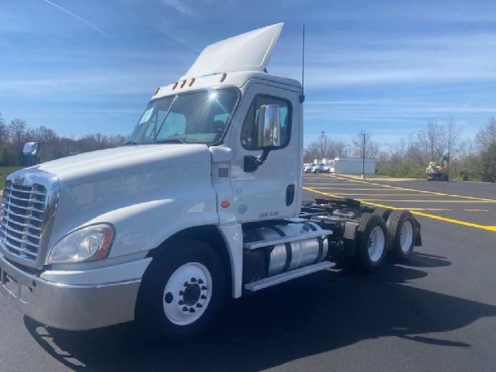 USED 2017 FREIGHTLINER CASCADIA TANDEM AXLE DAYCAB TRUCK #4030