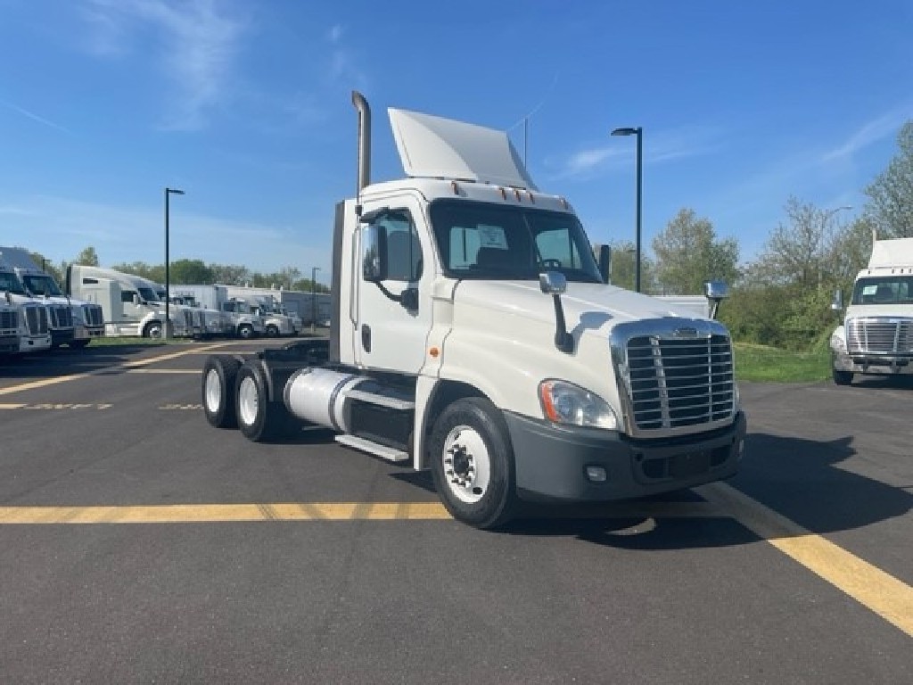 USED 2016 FREIGHTLINER CASCADIA TANDEM AXLE DAYCAB TRUCK #4173