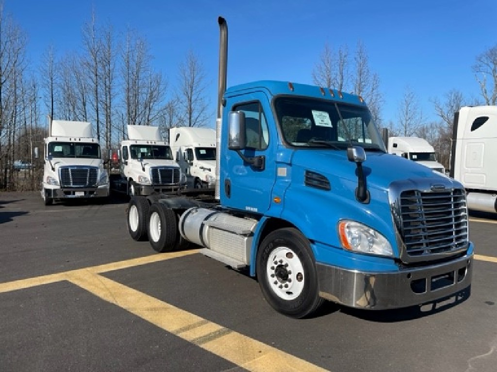 USED 2017 FREIGHTLINER CASCADIA TANDEM AXLE DAYCAB TRUCK #4230