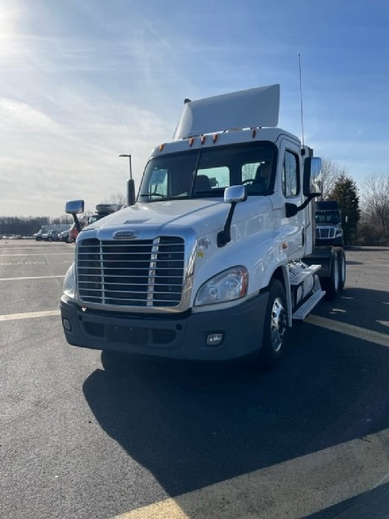 USED 2016 FREIGHTLINER CASCADIA TANDEM AXLE DAYCAB TRUCK #4239