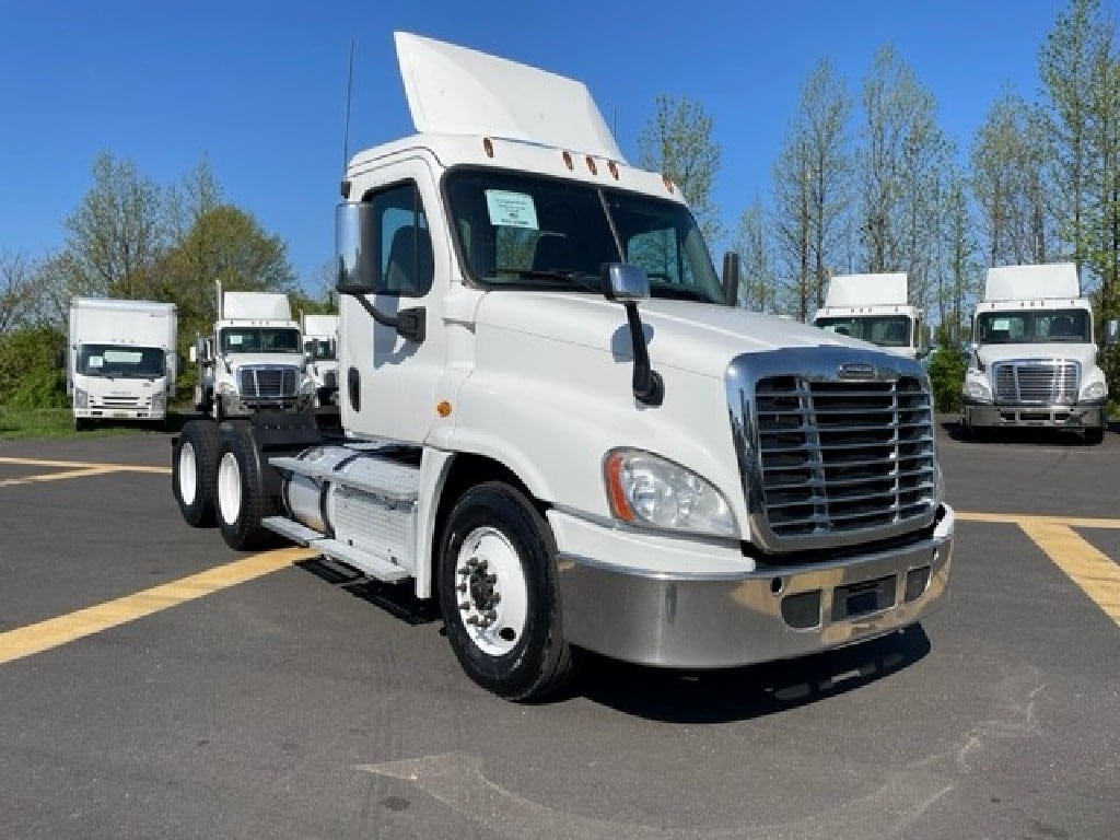 USED 2017 FREIGHTLINER CASCADIA TANDEM AXLE DAYCAB TRUCK #4240