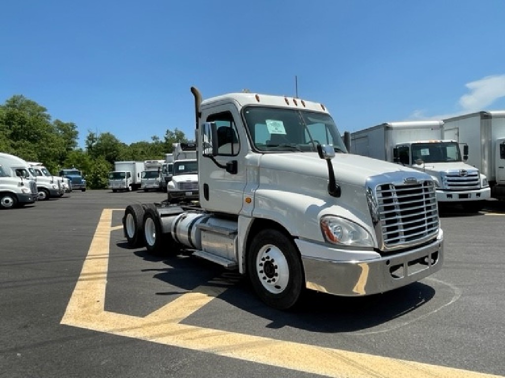 USED 2016 FREIGHTLINER CASCADIA TANDEM AXLE DAYCAB TRUCK #4290