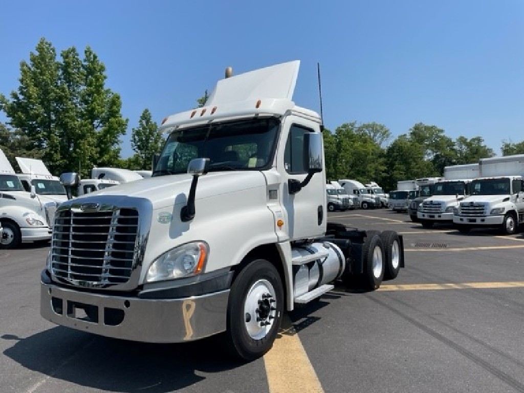USED 2017 FREIGHTLINER CASCADIA TANDEM AXLE DAYCAB TRUCK #4354
