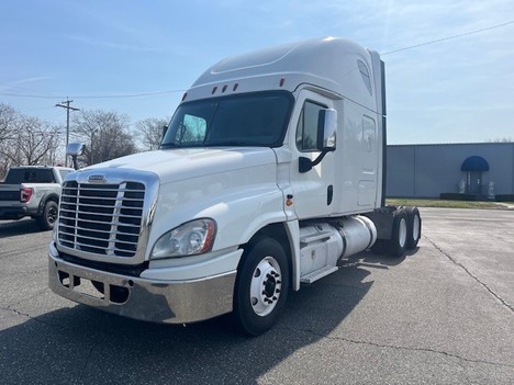 2019-freightliner-ca125slp-tandem-axle-sleeper #5630