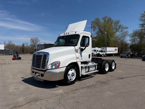2020-freightliner-cas125-dc-tandem-axle-daycab #5635