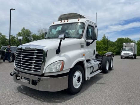 2019-freightliner-cas125-dc-tandem-axle-daycab #5824